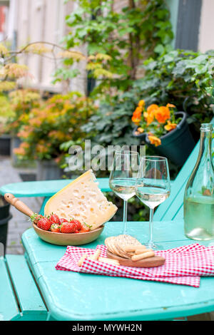 Fromage et fraises. Deux verres de vin blanc. Une table avec un en-cas à un parti. Jours fériés . Place pour le texte. Banque D'Images