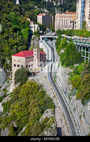 24 mai 2016 - Montserrat, Espagne : un wagon de chemin de fer permet aux touristes de monter et voir la vue sur le monastère de Montserrat Banque D'Images