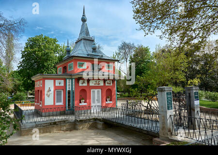 MADRID, ESPAGNE - 23 avril 2018 : petite maison de pêcheur, où le roi Fernando VII utilisé pour pêcher dans le XIX siècle, dans le parc de la bonne retraite. Banque D'Images