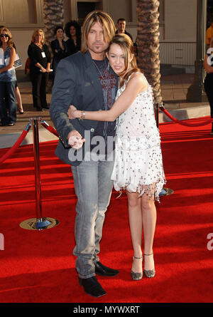 Billy Ray Cyrus et sa fille Miley Cyrus arrivant à l'American Music Awards (AMA) au Shrine Auditorium à Los Angeles. CyrusBillyRay pleine longueur Miley105 événement dans la vie d'Hollywood, Californie - Red Carpet Event, USA, Cinéma, Célébrités, photographie, Bestof, Arts, Culture et divertissement, Célébrités, Mode de vie meilleure, Hollywood, événement dans la vie d'Hollywood, Californie - Tapis rouge et en coulisses, musique, célébrités, Topix en couple, en famille (mari et femme) et les enfants - les enfants, frères et sœurs, tsuni@Gamma-USA.com Tsuni enquête de crédit / USA, 2006 à 2009 Banque D'Images