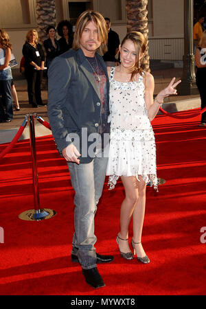 Billy Ray Cyrus et sa fille Miley Cyrus arrivant à l'American Music Awards (AMA) au Shrine Auditorium à Los Angeles. CyrusBillyRay sourire pleine longueur Miley106 événement dans la vie d'Hollywood, Californie - Red Carpet Event, USA, Cinéma, Célébrités, photographie, Bestof, Arts, Culture et divertissement, Célébrités, Mode de vie meilleure, Hollywood, événement dans la vie d'Hollywood, Californie - Tapis rouge et en coulisses, musique, célébrités, Topix en couple, en famille (mari et femme) et les enfants - les enfants, frères et sœurs, tsuni@Gamma-USA.com Tsuni enquête de crédit / USA, 2006 à 2009 Banque D'Images