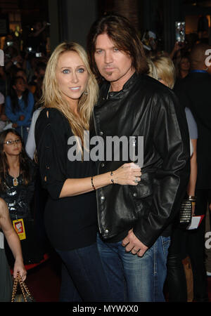 Billy Ray Cyrus avec femme - Vis de première au El Capitan Theatre de Los Angeles.CyrusBillyray femme 24 Événement dans la vie d'Hollywood, Californie - Red Carpet Event, USA, Cinéma, Célébrités, photographie, Bestof, Arts, Culture et divertissement, Célébrités, Mode de vie meilleure, Hollywood, événement dans la vie d'Hollywood, Californie - Tapis rouge et en coulisses, musique, célébrités, Topix en couple, en famille (mari et femme) et les enfants - les enfants, frères et sœurs, tsuni@Gamma-USA.com Tsuni enquête de crédit / USA, 2006 à 2009 Banque D'Images
