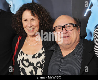 Danny DeVito    47 Rhea Perlman - Avatar Los Angeles Premiere au Chinese Theatre de Los Angeles.Danny DeVito    47 Rhea Perlman événement dans la vie d'Hollywood, Californie - Red Carpet Event, USA, Cinéma, Célébrités, photographie, Bestof, Arts, Culture et divertissement, Célébrités, Mode de vie meilleure, Hollywood, événement dans la vie d'Hollywood, Californie - Tapis rouge et en coulisses, musique, célébrités, Topix en couple, en famille (mari et femme) et les enfants - les enfants, frères et sœurs, tsuni@Gamma-USA.com Tsuni enquête de crédit / USA, 2006 à 2009 Banque D'Images