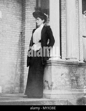 . Anglais : Lady Randolph Churchill en 1892, s'appuyant sur une colonne de la maison de Lady Cornelia Baroness Wimborne (1847-1927), soeur de lord Randolph Spencer-Churchill, près de Bournemouth à Magna de Canford. English : Lady Randolph Churchill en 1892, appuyée sur une colonne de la maison de Lady Cornelia Baronne Wimborne (1847-1927), soeur de lord Randolph Spencer-Churchill, Canford Magna à près de Bournemouth. . 1892. Inconnu 62 Lady Jennie Spencer-Churchill (1854-1921) (D) Banque D'Images