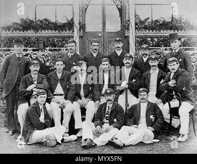 . Anglais : Scan de l'équipe nationale de cricket en Australie 1893. Deuxième rangée (l-r) Robert Carpenter (juge-arbitre), V Cohen (Manager), Affie Jarvis, Walter Giffen, William Bruce, Alick Bannerman, Bob Thoms (juge-arbitre) rangée du milieu (l-r) Harry Trott, Hugh Trumble, George Giffen, Jack Blackham (capitaine), Jack Lyons, Bob McLeod, Charles Turner Première rangée (l-r) Harry Graham, Arthur Coningham, Syd Gregory . 1896. Photo par e Hawkins de Brighton 4 1893 L'équipe nationale de cricket australien Banque D'Images