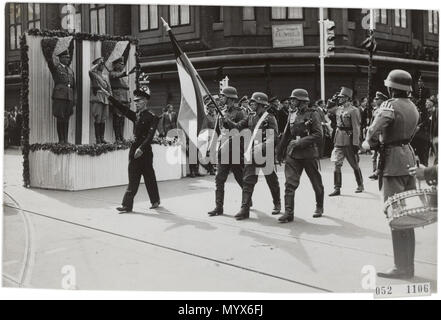 . Nederlands : Het Grote Marktstraat Spui hoek, Den Haag, 1941 : General der Flieger Friedrich Christiansen (l.), Luitenant-generaal Hendrik Seyffardt (m.) en SS-Obergruppenführer Hanns Albin Rauter (r.), l'opération Podium, staand nemen van het een af parade Vrijwilligerslegioen Nederland van de Waffen SS. 156 loopt Nederlands dans Legerkapitein mee uniforme Eduard Leendert Voorwinden (Rotterdam, 1899 - Kamp Westerbork, 1947), plus tard die zijn voor dat van verruilde uniforme SS-Hauptsturmführer. Overigens draagt ook een Nederlandse legeruniform Seyffardt. En 1943 geliquideerd Seyffardt werd door het Neder Banque D'Images