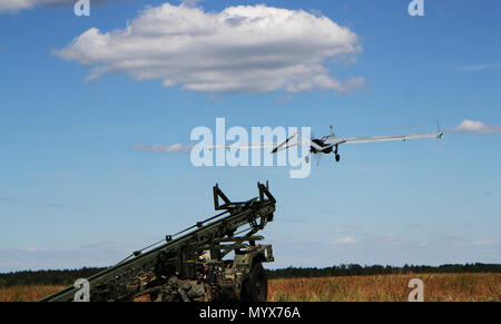 Un Drone Drone AAI RQ-7 Shadow prend son envol comme il est lancé par une catapulte lors d'un exercice d'entraînement dans le cadre de 18 ans à la grève Sabre Bemowo Piskie Domaine de formation 7 juin 2018. Grève 18 Sabre est la huitième édition de l'armée américaine de longue date par l'Europe de la formation coopérative exercice visant à accroître l'interopérabilité entre les alliés et les partenaires régionaux. (Michigan Army National Guard photo de la CPS. Robert Douglas/ publié.) Banque D'Images