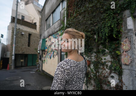 Femme d'explorer une ruelle à Shimokitazawa Banque D'Images