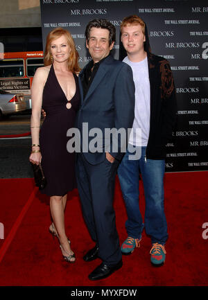 Marg Helgenberger et mari Alan Rosenberg et son fils arrivant à Mr BROOKS Premiere au Chinese Theatre de Los Angeles pleine longueur. HelgenbergerMarg sourire yeux RosenbergAlan son événement dans la vie d'Hollywood, Californie - Red Carpet Event, USA, Cinéma, Célébrités, photographie, Bestof, Arts, Culture et divertissement, Célébrités, Mode de vie meilleure, Hollywood, événement dans la vie d'Hollywood, Californie - Tapis rouge et en coulisses, musique, célébrités, Topix en couple, en famille (mari et femme) et les enfants - les enfants, frères et sœurs, tsuni@Gamma-USA.com Tsuni enquête de crédit / USA, 200 Banque D'Images