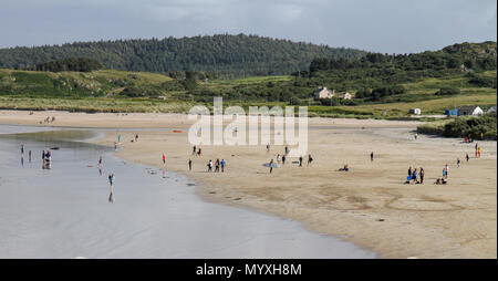 Les gens sur Marble Hill beach, dans le comté de Donegal en Irlande Ecoles de surf d'été ont lieu dans l'Atlantique surf. Banque D'Images