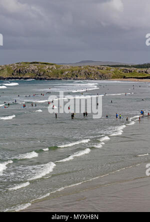 Des groupes de personnes surfant dans le comté de Donegal en Irlande Ecoles de surf d'été ont lieu dans l'Atlantique surf. Banque D'Images