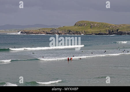 Des groupes de personnes surfant dans le comté de Donegal en Irlande Ecoles de surf d'été ont lieu dans l'Atlantique surf. Banque D'Images