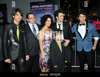 Joe   Frankie Paul Denise   Nick Kevin Jonas - Jonas Brothers - The 3D Concert Première au El Capitan Theatre de Los Angeles.JonasJoe   Frankie Paul Denise   25 Kevin Nick événement dans la vie d'Hollywood - Californie, Red Carpet Event, USA, Cinéma, Célébrités, photographie, Bestof, Arts, Culture et divertissement, Célébrités, Mode de vie meilleure, Hollywood, événement dans la vie d'Hollywood, Californie - Tapis rouge et en coulisses, musique, célébrités, Topix en couple, en famille (mari et femme) et les enfants - les enfants, frères et sœurs, tsuni@Gamma-USA.com Tsuni enquête de crédit / USA, 2006 à 2009 Banque D'Images