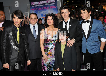 Joe   Frankie Paul Denise   Nick Kevin Jonas - Jonas Brothers - The 3D Concert Première au El Capitan Theatre de Los Angeles.JonasJoe   Frankie Paul Denise   38 Kevin Nick événement dans la vie d'Hollywood - Californie, Red Carpet Event, USA, Cinéma, Célébrités, photographie, Bestof, Arts, Culture et divertissement, Célébrités, Mode de vie meilleure, Hollywood, événement dans la vie d'Hollywood, Californie - Tapis rouge et en coulisses, musique, célébrités, Topix en couple, en famille (mari et femme) et les enfants - les enfants, frères et sœurs, tsuni@Gamma-USA.com Tsuni enquête de crédit / USA, 2006 à 2009 Banque D'Images