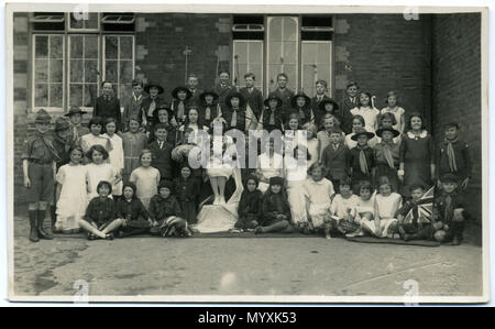 . Carte postale de Chiseldon, près de Swindon, Wiltshire, Angleterre, montrant un groupe d'enfants habillés de célébration du premier mai. Il fait partie d'une série de sept cartes postales des années 1930, montrant les enfants de la même école. Il y a une Reine et, peut-être aussi des Jeannettes, louveteaux, scouts et guides. Le photographe a Fred C. Palmer de Tower Studio, Herne Bay, Kent ca.1905-1920, et de 6 Cromwell Street, Swindon ca.1920-1936. Il est mortes 1936-1939. Cette impression a assombri avec l'âge, mais il ne serait pas approprié pour régler la luminosité en raison de détails, par exemple sur la robe blanche Banque D'Images