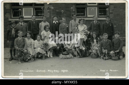 . 1933 Carte postale de Chiseldon, près de Swindon, Wiltshire, Angleterre, montrant un groupe d'enfants habillés de célébration du premier mai. Il fait partie d'une série de sept cartes postales des années 1930, montrant les enfants de la même école. Il y a une Reine et, peut-être aussi des Jeannettes, louveteaux, scouts et guides. Le photographe a Fred C. Palmer de Tower Studio, Herne Bay, Kent ca.1905-1920, et de 6 Cromwell Street, Swindon ca.1920-1936. Il est mortes 1936-1939. Cette impression a assombri avec l'âge, mais il ne serait pas approprié pour régler la luminosité car détail, par exemple, on white Banque D'Images