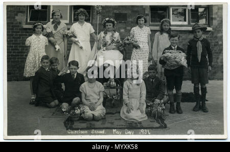 . 1934 Carte postale de Chiseldon, près de Swindon, Wiltshire, Angleterre, montrant un groupe d'enfants habillés de célébration du premier mai. Il fait partie d'une série de sept cartes postales des années 1930, montrant les enfants de la même école. Il y a une Reine et, peut-être aussi des Jeannettes, louveteaux, scouts et guides. Le photographe a Fred C. Palmer de Tower Studio, Herne Bay, Kent ca.1905-1920, et de 6 Cromwell Street, Swindon ca.1920-1936. Il est mortes 1936-1939. Cette impression a assombri avec l'âge, mais il ne serait pas approprié pour régler la luminosité car détail, par exemple, on white Banque D'Images