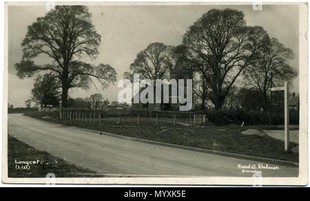 . Anglais : Carte postale de Longcot, Vale of White Horse, l'Angleterre, montrant l'église paroissiale. Les urnes en pierre sur la tour a été supprimée dans les années 70 pour la sécurité. Le photographe a Fred C. Palmer de Tower Studio, Herne Bay, Kent ca. 1905-20, et de 6 Cromwell Street, Swindon ca. 1920-1936. Il est mortes 1936-39. La carte postale porte le cachet postal de 1935, de sorte que la photo peut avoir été prise près de la fin de sa carrière. Cette impression a assombri avec l'âge, mais il ne serait pas approprié pour régler la luminosité car détail, par exemple, nuages dans le ciel, serait perdu. La frontière de cette frontière restant Banque D'Images