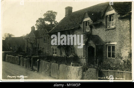 . Anglais : Carte postale de Meysey Hampton dans le Gloucestershire, en Angleterre. Le photographe a Fred C. Palmer de Tower Studio, Herne Bay, Kent ca. 1905-20, et de 6 Cromwell Street, Swindon ca. 1920-1936. Il est mort en 1941. Points d'intérêt de deux femmes peut être vu sur la gauche, derrière le mur du jardin et en face d'un bâtiment qui peut être une école. Un iris est en fleurs dans l'un des jardins, ce qui peut indiquer la saison ; peut-être autour de début mai. Remarque les roches taillées d'utilisé comme mur de jardin. Le reste de la frontière de la frontière cette image est important pour les chercheurs de ce photographe. Certains photographes garni Banque D'Images