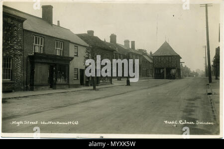 . Années 1920 Carte postale de Wootton Bassett, Wiltshire, Angleterre, montrant la rue principale et de la mairie de la vieille ville. Le photographe a Fred C. Palmer de Tower Studio, Herne Bay, Kent ca.1905-1920, et de 6 Cromwell Street, Swindon ca.1920-1936. Il est mortes 1936-1939. Points d'intérêt il y a plusieurs personnes âgées sur les bancs en face de l'ancien hôtel de ville ; ils ont tous des cannes de marche, tous sont des fonctions et l'un au moins est le phoque barbu. Le magasin le plus proche est une coopérative, et la fenêtre qui s'affiche comporte des pots de confiture. Le magasin le plus a le nom 'H. Gittins' sur la fenêtre, et est probablement un Banque D'Images