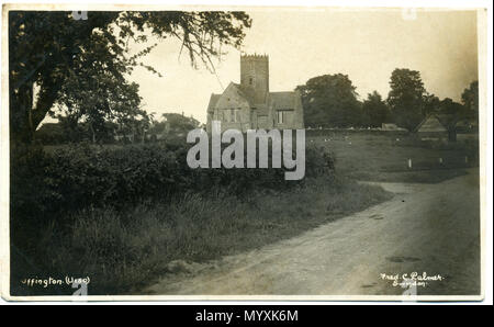 . Carte postale de St Mary's Parish Church, Uffington, Oxfordshire, Angleterre, montrant la tour octogonale. Au moment de la photographie, a été dans le Berkshire, Uffington mais county frontières ont maintenant changé. Le photographe a Fred C. Palmer de Tower Studio, Herne Bay, Kent ca.1905-1916, et de 6 Cromwell Street, Swindon ca.1920-1936. Il est mortes 1936-1939. La carte est adressée à Mlle Bessie Chevalier de Carisbrooke (maintenant sur Marine Parade), Littlestone, Kent, une maison de ville pour gentry, mais l'adresse a été transmise à 6 Jean (rue ?), Mayfair, Londres, dans la main d'une autre. L'écrivain Banque D'Images