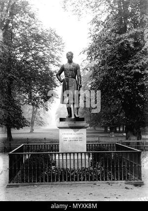 . Anglais : La statue de Frederik VI à l'entrée du parc à Copenhague, Frederiksberg Danemark . vers 1900. Riise 36 Frederik Frederik VI (Frederik Riise) Banque D'Images