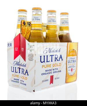 Winneconne, WI - 26 mai 2018 : un six pack de bière Michelob ultra pure gold mane avec céréales biologiques sur une base isolée. Banque D'Images