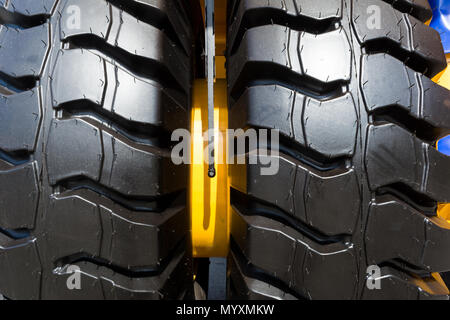 Deux roue de pneu de camion lourd auto, texture background Banque D'Images