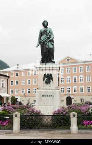 La statue de Wolfgang Amadeus Mozart dans la Mozartplatz (Square Mozart à Salzbourg (Autriche). Banque D'Images