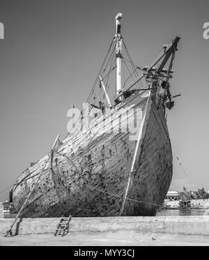 Un bateau traditionnel était ancré dans le port, de Jakarta, Indonésie Banque D'Images