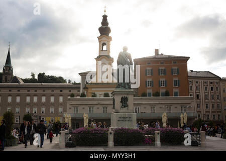 La place Mozartplatz, ou Mozart, à Salzbourg, en Autriche, avec le soleil, à l'heure d'or après un jour de pluie. Banque D'Images