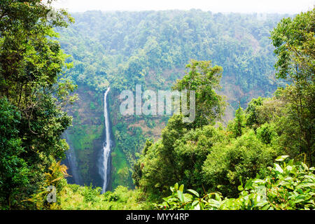 Cascade à partir de la ligne de streaming haute montagne au Laos Banque D'Images