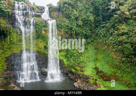 Cascade à partir de la ligne de streaming haute montagne au Laos Banque D'Images