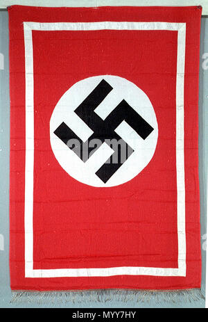 . Anglais : bannière Nazi (1935-1945) bannière nationale-socialiste, modèle 1935-45. La bannière est en coton avec un ruban en fibre synthétique en annexe. Il dispose d'un fil d'argent fringe le long du fond et est cousu de machine avec un design imprimé. Deux anneaux sont jointes pour suspension. Le drapeau a un champ rouge avec un disque blanc dans le roulement central un svastika noir. Un livre blanc bordure interne exécute le tour de la bannière. La bannière a été acquise par Sir Harold Spencer Jones (1890-1960), au cours de la sentiers de Nuremberg lorsqu'il était présent en qualité d'observateur officiel. indisponible . 1935-45. Inconnu 74 allemand nazi b Banque D'Images