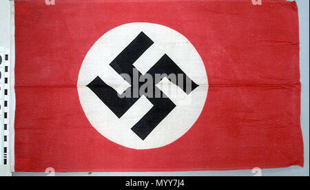 . Anglais : Nazi commerçant allemand ensign (1935-1945) marchand allemand nazi ensign, modèle 1935-45, à partir de la SS 'Rheingold'. Le drapeau est fait de laine bunting, avec un palan et coton est cousu machine aux extrémités (les côtés sont ralingue bords). Le drapeau a un champ rouge avec un disque blanc dans le roulement central un svastika noir. L'ensemble de la conception a été imprimée sur la surface du tissu. Une corde et le clip sont fixés pour le hissage. SS 'Rheingold' a été capturé le 25 octobre 1939 par HMS 'Delhi', sous les ordres du capitaine Louis Henry Keppel Hamilton (1890-1957). indisponible . 1935-1939. Gath et peine 74 Germa nazie Banque D'Images