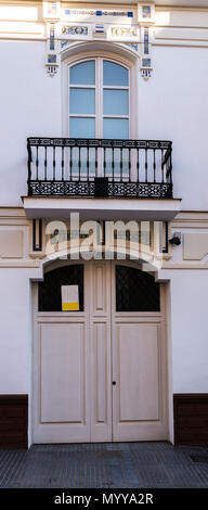 Vieille porte avec texture intéressante, élément d'architecture, intéressante entrée de l'immeuble, style vintage, entrée privée Banque D'Images