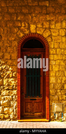 Vieille porte avec texture intéressante, élément d'architecture, intéressante entrée de l'immeuble, style vintage, entrée privée Banque D'Images