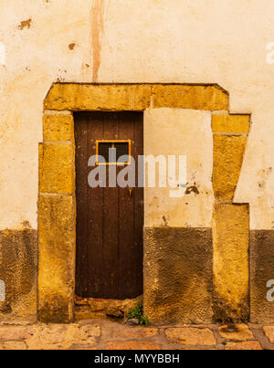 Vieille porte avec texture intéressante, élément d'architecture, intéressante entrée de l'immeuble, style vintage, entrée privée Banque D'Images