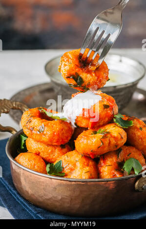 - Cuisine traditionnelle turque fellah koftes, polpettes de boulgour et de semoule en sauce tomate avec du persil et l'ayran. Middle Eastern food concept. Banque D'Images