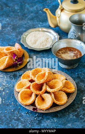 Le miel et le sésame babouches - arabe populaire dessert. L'arabe et moyen-orientaux concept Banque D'Images