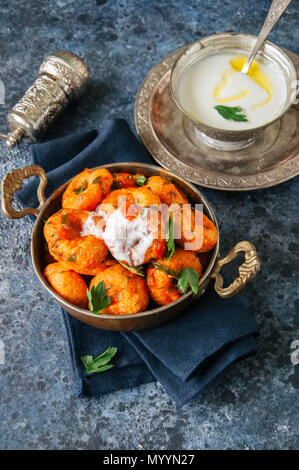 - Cuisine traditionnelle turque fellah koftes, polpettes de boulgour et de semoule en sauce tomate avec du persil et l'ayran. Middle Eastern food concept. Banque D'Images