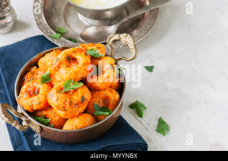 - Cuisine traditionnelle turque fellah koftes, polpettes de boulgour et de semoule en sauce tomate avec du persil et l'ayran. Middle Eastern food concept. Banque D'Images