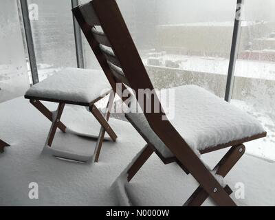Montréal, Québec, Canada. Dec 10, 2014. Tempête de neige - le mobilier de jardin - Montréal, QC, Canada. 10 décembre 2014 Crédit : Ali Alshammasi StockimoNews //Alamy Live News Banque D'Images