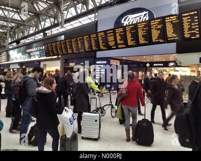 Londres, Royaume-Uni. Le 24 décembre, 2014. La ruée de Noël commence comme les voyageurs attendent leur train à la gare de Waterloo, Londres. Credit : Patricia Phillips / StockimoNews/Alamy Live News Banque D'Images