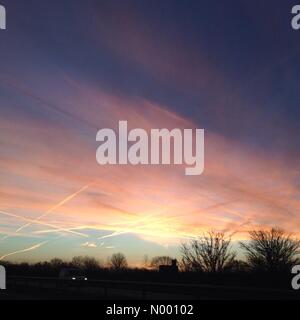 Fyfield, Oxfordshire, UK. 07Th Jan, 2015. Beau lever de soleil après un démarrage frosty Crédit : Doodle / StockimoNews/Alamy Live News Banque D'Images