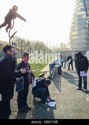 Leicester, Royaume-Uni. Mar 20, 2015. Le National Space Centre, Leicester, UK. Le personnel et les membres du rassemblement pour voir le spectacle d'une éclipse partielle le 20 mars 2015. Soundtoys/StockimoNews : Crédit/Alamy Live News Banque D'Images