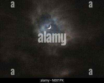 Derby, Royaume-Uni. Mar 20, 2015. Eclipse solaire vue à Derby, Royaume-Uni à travers la couverture nuageuse partielle à environ 09:28 le 20 mars 2015/StockimoNews nickdunmur : Crédit/Alamy Live News Banque D'Images