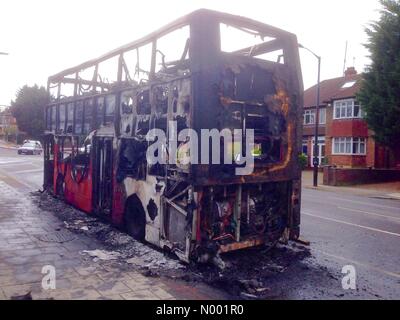 Londres, Royaume-Uni. Mar 21, 2015. Bus incendié à Forest Hill dans le sud de Londres. Incendie moteur soupçonné à 9,20 dans le bois près de Vale honneur Oak Park. Personne n'a été blessé. Credit : GILBERT MURRAY/StockimoNews/Alamy Live News Banque D'Images