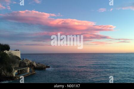 06300 Nice, France. Mar 31, 2015. Ressort de Détente coucher du soleil sur la Promenade des Anglais à Nice, France sur la Côte d'Azur Crédit : Af8images/StockimoNews/Alamy Live News Banque D'Images