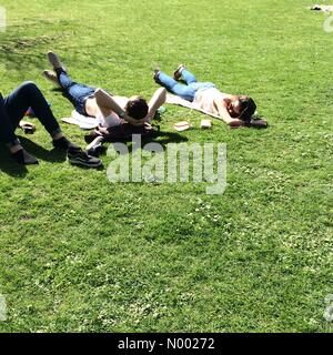 Londres, Royaume-Uni. Apr 15, 2015. Les personnes bénéficiant de l'Temps chaud Temps de printemps. St James Park, Londres, UK Avril 2015 Credit : Timothy Budd/StockimoNews/Alamy Live News Banque D'Images